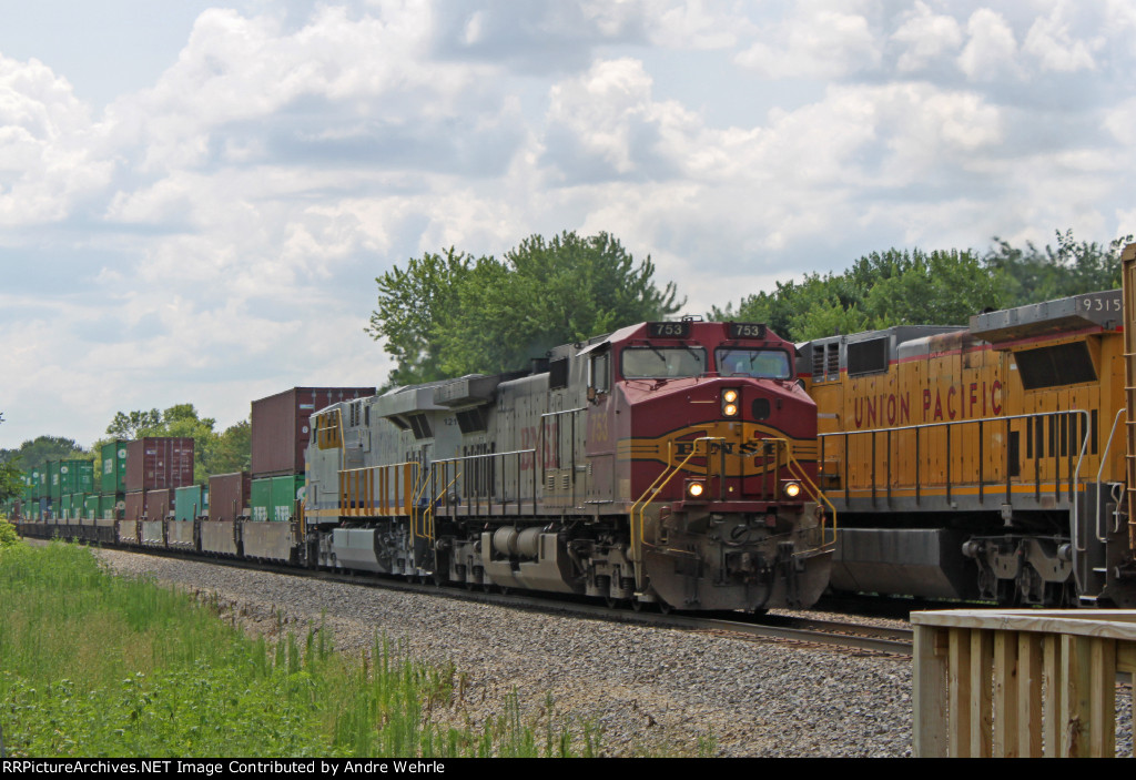 BNSF 753 leads a CREX on a westbound intermodal